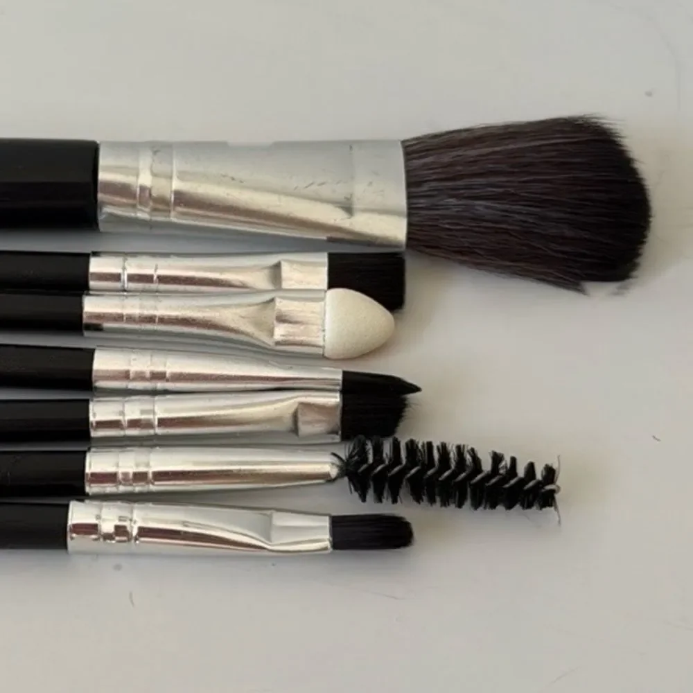 7 Travel Makeup Brushes in the Margot Case – Red with Black Hearts